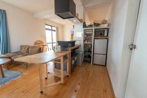 市街地そばの隠れ家2階ワンフロア貸切ステイ 民泊