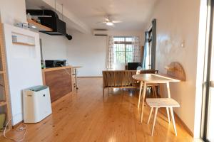 市街地そばの隠れ家2階ワンフロア貸切ステイ 民泊