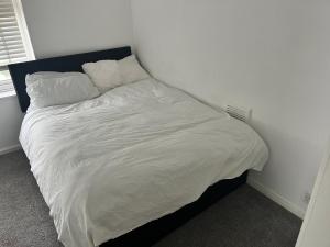 Rooms in a home, walking distance to tube station