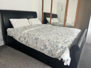 Rooms in a home, walking distance to tube station