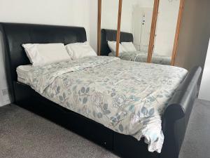 Rooms in a home, walking distance to tube station