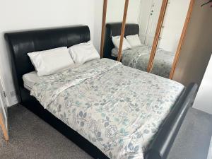 Rooms in a home, walking distance to tube station