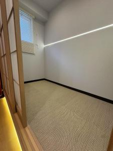 Minshuku 203 under the clear sky 8-minute walk from Kinshicho Station direct line to Narita Airport 50-minute walk from Disneyland and 1-minute walk from the mall