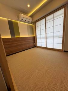 Minshuku 203 under the clear sky 8-minute walk from Kinshicho Station direct line to Narita Airport 50-minute walk from Disneyland and 1-minute walk from the mall