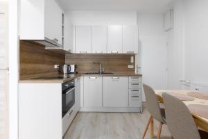 Apartment with 2 bedrooms with kitchen near metro