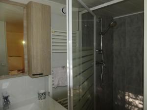 Appartements La Songe Ailee - Uriage - Grenoble - Chamrousse - T2 avec terrasse - Jusqu-a 2 personnes - Cure Thermale - Bien situe pour les deplacements professionnels : photos des chambres