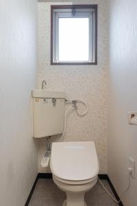 Clear Sky Guesthouse 305 Direct to Narita Airport, 8-minute walk from Kinshicho Station, within walking distance of Asakusa and Clear Sky Tower, 50 minutes to Disneyland, 1 minute to the mall