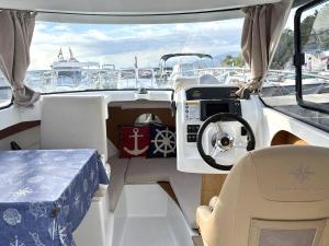 App Lacrima 1 with a motorboat