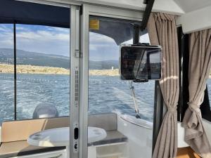 App Lacrima 1 with a motorboat