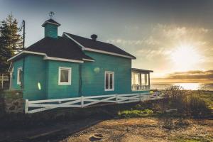 Coastal Charm with River View - La Capitainerie