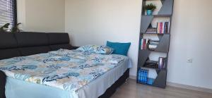 Azzurro-Top floor apartment in quiet neighborhood, Free private parking