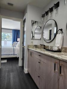 Coconut Courtyard, Tiki Hot Tub, Private Pool & Courtyard Retreat