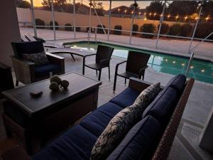 Coconut Courtyard, Tiki Hot Tub, Private Pool & Courtyard Retreat