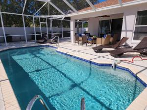 Coconut Courtyard, Tiki Hot Tub, Private Pool & Courtyard Retreat