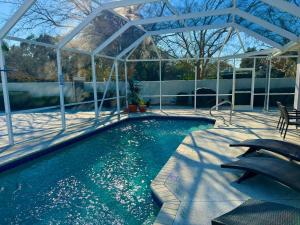 Coconut Courtyard, Tiki Hot Tub, Private Pool & Courtyard Retreat