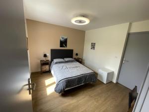 Chambre Le Faucon Chambre cosy calme et jacuzzi-Etablissement les gîtes de la perle de Vouglans-