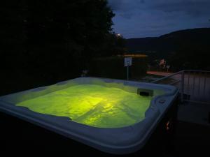 Chambre Le Faucon Chambre cosy calme et jacuzzi-Etablissement les gîtes de la perle de Vouglans-