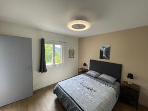 Chambre Le Faucon Chambre cosy calme et jacuzzi-Etablissement les gîtes de la perle de Vouglans-