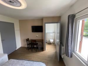 Chambre Le Faucon Chambre cosy calme et jacuzzi-Etablissement les gîtes de la perle de Vouglans-