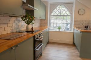 Charming Eco Hideaway on the Dee River with Private Relaxing Hot Tub