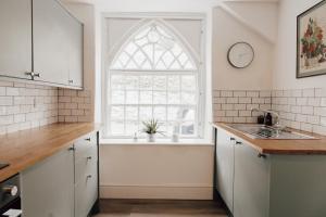 Charming Eco Hideaway on the Dee River with Private Relaxing Hot Tub