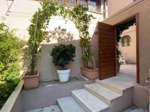 JOIVY Exclusive 2-Bedroom Villa with Private Garden - 5 minutes from the Colosseum