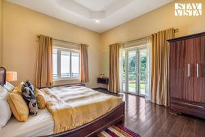 StayVista at Hillcrest Grand with Bathtub