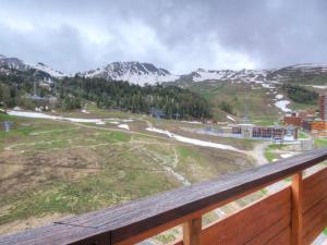 Studio lumineux au pied des pistes avec balcon, ascenseur, et commodités à proximité - FR-1-181-2631