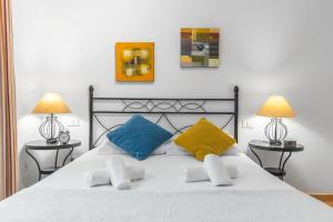 Home2Book Bright Retreat with Pool, Sardina Beach