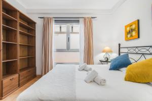 Home2Book Bright Retreat with Pool, Sardina Beach