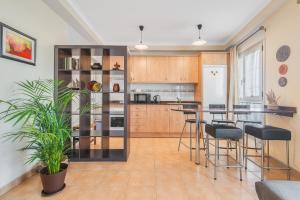 Home2Book Bright Retreat with Pool, Sardina Beach