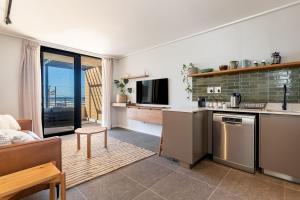 1-Bedroom Ocean-View Apartment Wavescapes, Muizenberg Beach - 4hvězdičkové hotely ve městě Muizenberg