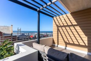 1-Bedroom Ocean-View Apartment Wavescapes, Muizenberg Beach