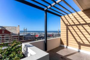 1-Bedroom Ocean-View Apartment Wavescapes, Muizenberg Beach
