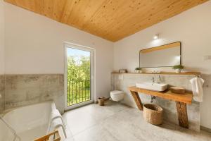 Forest Retreat- Serene 160m2 with Forest Views