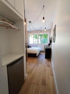 The Brut Case - Avenue de Champagne