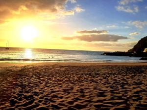 Home2Book Bright Retreat with Pool, Sardina Beach