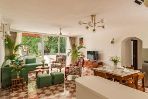 El Volar 2BHK, 4 Mins to Casino & 10 Mins to Candolim Beach with Big common Pool, Fully Equipped Kitchen, 24x7 Security, Wifi