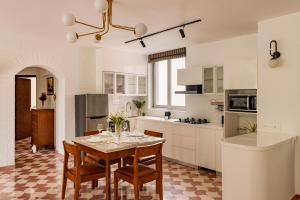 El Volar 2BHK, 4 Mins to Casino & 10 Mins to Candolim Beach with Big common Pool, Fully Equipped Kitchen, 24x7 Security, Wifi