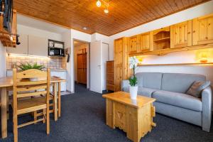 Cosy Apartment In Heart of Val Thorens, Ski In-Out with WiFi