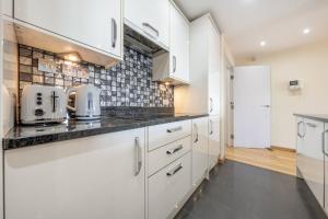 2Bed Kensington Stay - 5min Walk to Gloucester Transit