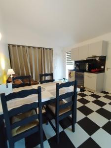 Appartements Appart t2 - jusqu-a 4 couchages - avec jardin : photos des chambres