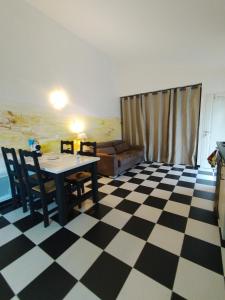 Appart t2 - jusquà 4 couchages - avec jardin