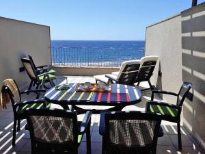 Casa Medano 40 by rentmedano, 2 bedroomed beach front apartment with parking