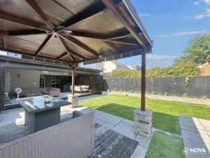 Elegant 6 bedroom Family Home, 2x corner Jacuzzi bath in LUTON