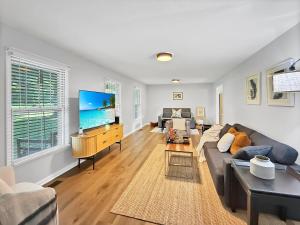 3 Bedrooms 8 Guests Modern Ranch Retreat on Half Acre