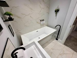 Stunning 4 Bedroom, Sleeps 9, Centre Of Telford