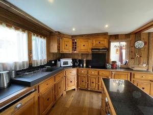 Chalet 10 personnes au centre village avec wifi et parking - FR-1-733-34