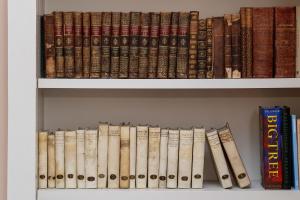 Veeve - Whispered Secrets