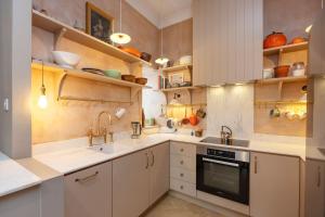 Veeve - Whispered Secrets